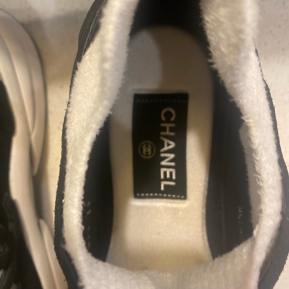 Chanel CC black and white suede and cloth sneakers - Picture 3 of 11